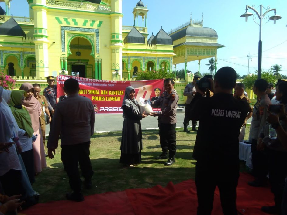 ” Bakti Sosial dan Bantuan Sosial Polres Langkat Dalam Rangka Menyambut HUT BHAYANGKARA ke – 77 ” Pemilu Damai Menuju Indonesia Maju”.