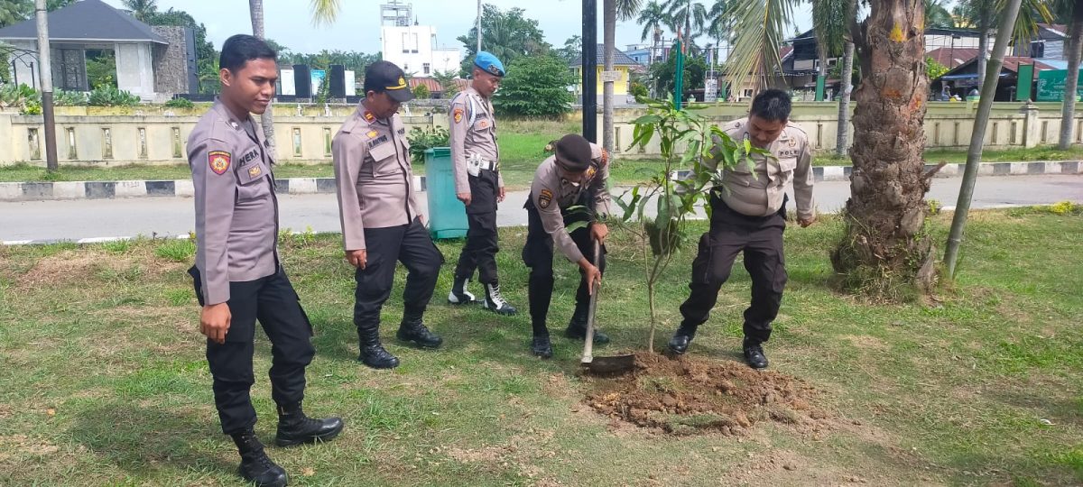 Revitalisasi Situs Agama Bersejarah dalam Rangka HUT BHAYANGKARA KE – 77, Dengan Penanaman Pohon di Areal Seputaran Halaman Mesjid Azizi di Kel.Pekan Kota Tanjung Pura, Kab.Langkat.