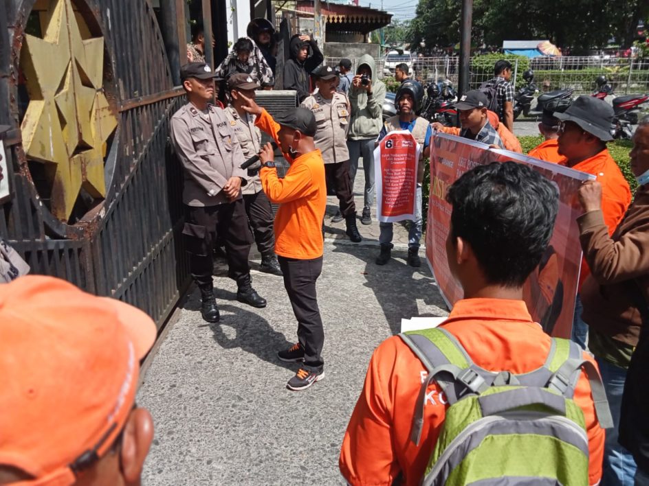 Tuntut Hak-hak Pekerja, Exco Partai Buruh Kota Medan Turun Aksi Geruduk Universitas Panca Budi Medan .