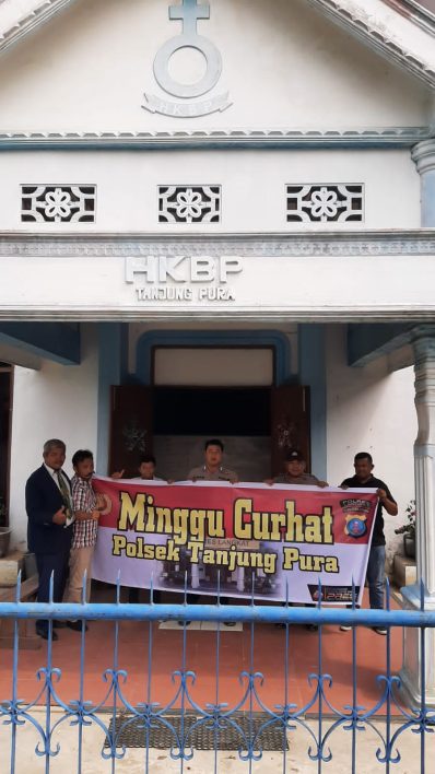 ” Kegiatan Kapolsek Tanjung Pura AKP SURAHMAN SH diwakili Kanit Binmas dan Anggota Melaksanakan Minggu Curhat Di Gereja HKBP RESORT TANJUNG PURA Jln. Bambu Runcing Kel. Pkn Tanjung Pura.