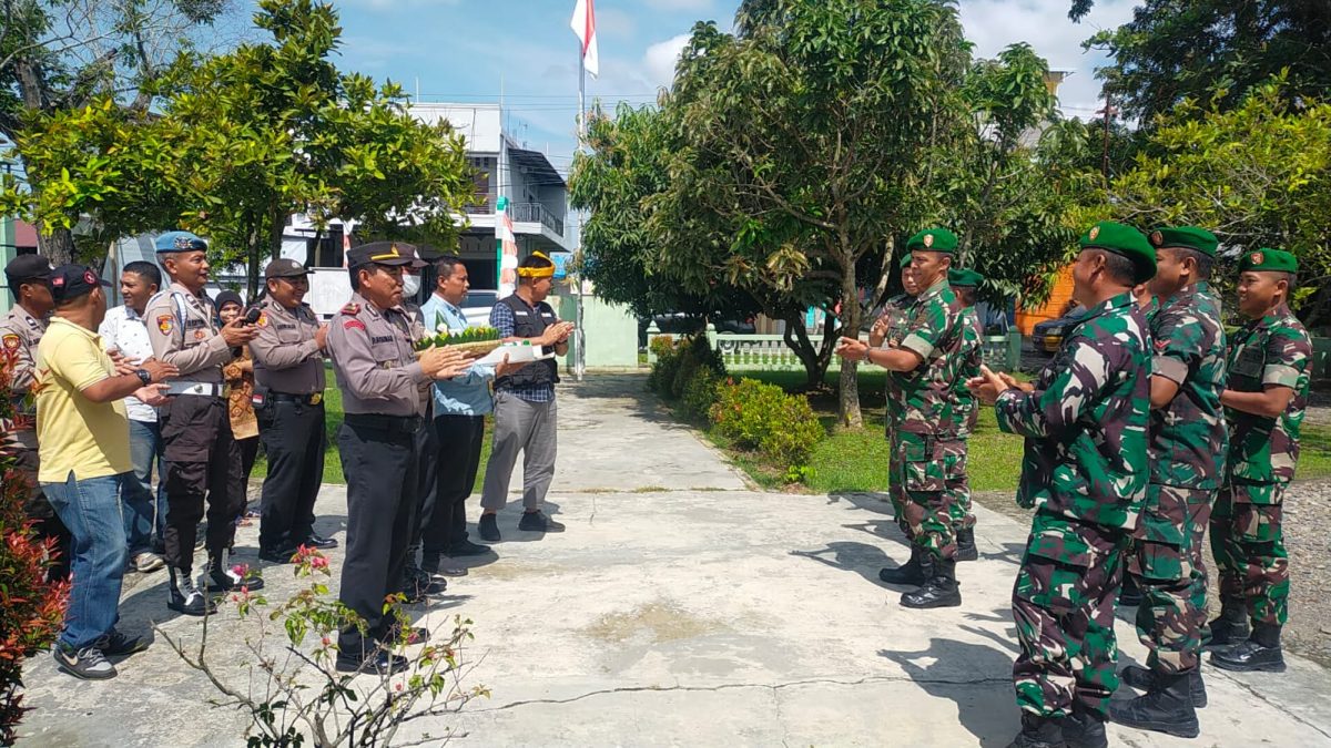 Pemberian Ucapan HUT TNI Ke-78 Di Mako Koramil 11 Tanjung Pura, Kab. Langkat Yang DiPimpin Langsung Kapolsek ” AKP Surahman.SH “,