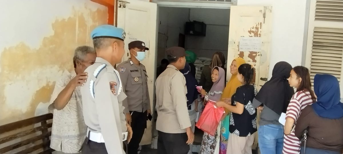 Polsek Tanjung Pura Melaksanakan Pengamanan Bansos Di Kantor Pos, Cab. Tanjung pura, Kab. Langkat Berjalan Dengan Tertib Dan Aman.