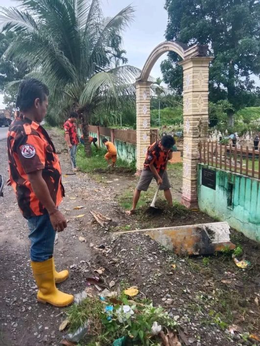 Kegiatan Gotong Royong Pembersihan Makam “TPU” Di Desa Batu Malenggang, Oleh Masyarakat Dan Ketua Ranting Kepemudaan (PP) Di Sambut Baik Oleh Masyarakat Sekitar.