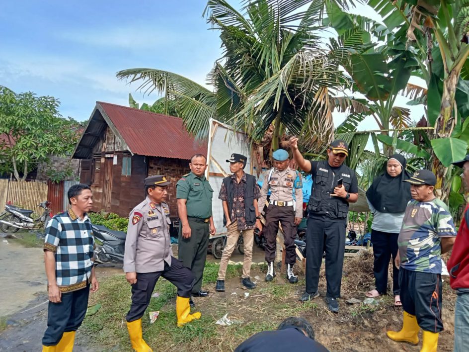 Terjadinya Banjir di Dusun Teratai, Desa Teluk Bakung, Kec. Tanjung Pura, Kapolsek Beserta Personel Langsung Meninjau Lokasi.