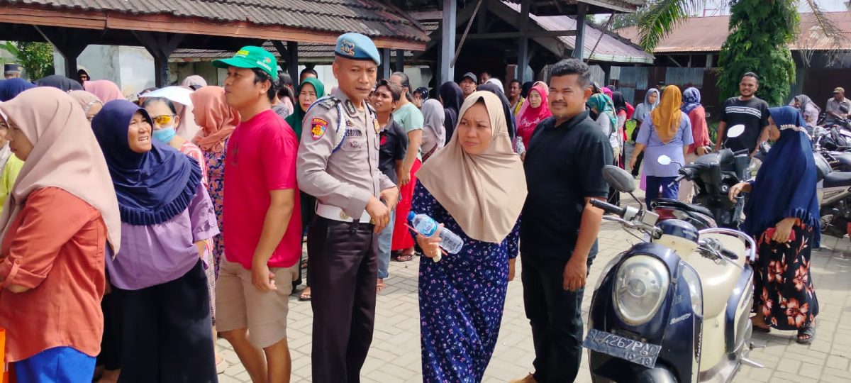 Pengamanan ‘Bansos’, Penyaluran Sembako Dan PKH Oleh Personil Polsek Tanjung Pura Untuk Keluarga Penerima Manfaat di Kantor Pos Berjalan Baik.