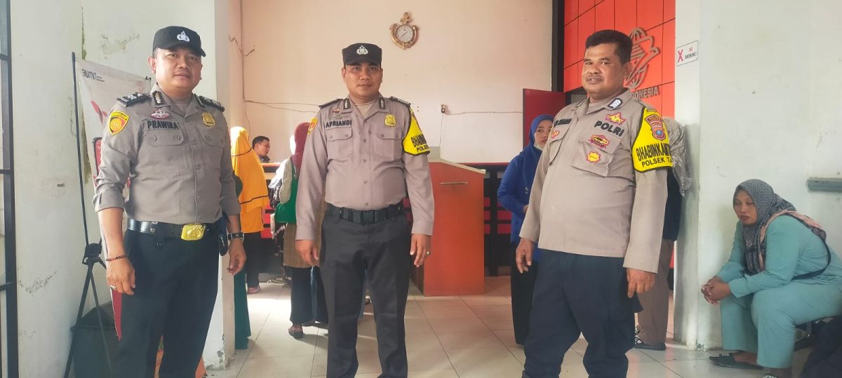 Pengamanan Masyarakat Penerima ‘PKH’ dan Sembako di Kecamatan Tanjung pura oleh Personil Polsek Tanjung Pura.