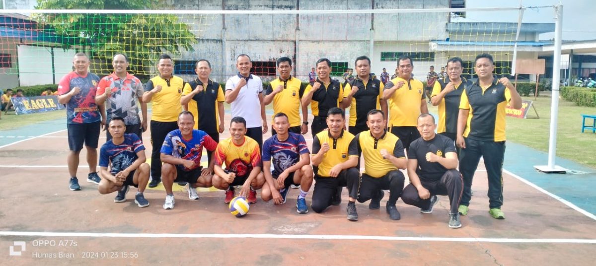Silaturahmi Kapolsek Pangkalan Berandan Ke Batalyon Infanteri 8 Marinir Tangkahan Lagan Dan Dilanjutkan Dengan Bermain Bola Voli Bersama