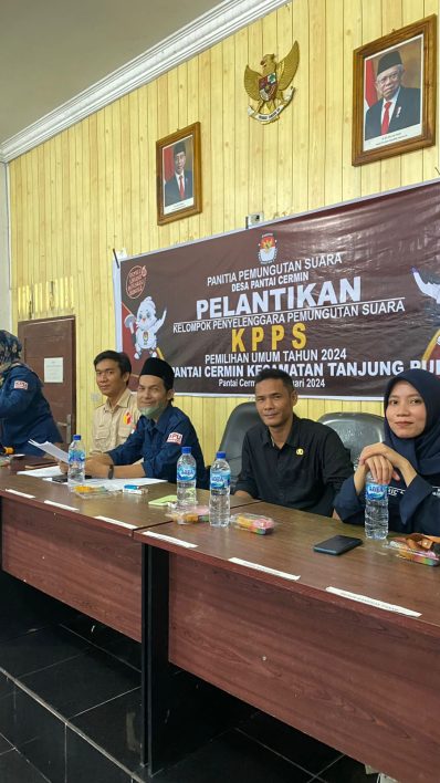 Bhabinkamtibmas Polsek Tanjung Pura BRIPKA EFRAIM SITEPU, Sambang DiDesa Pantai Cermin menghadiri Pelantikan Ketua Dan Anggota “KPPS”.