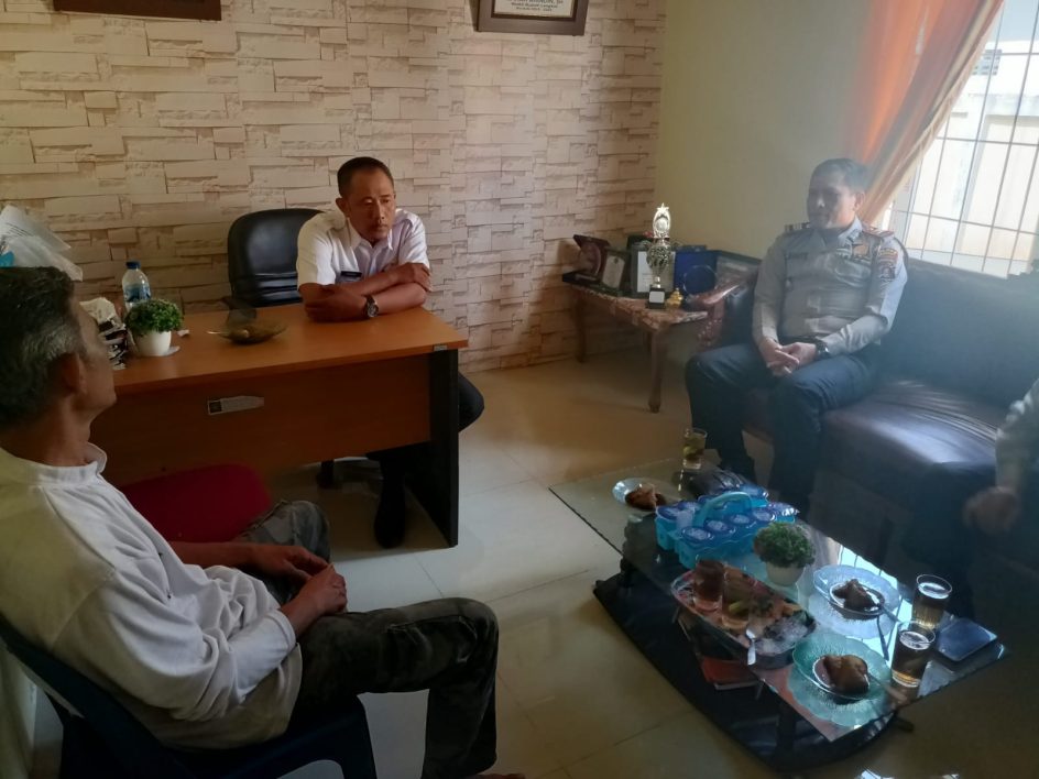 Jajaran Polsek Hinai, ‘ Silahturahmi ‘ Ke Lurahan Kebun Lada Hinai, Di Sambut Baik Oleh Kepala Lurah Hinai Minardi. SE