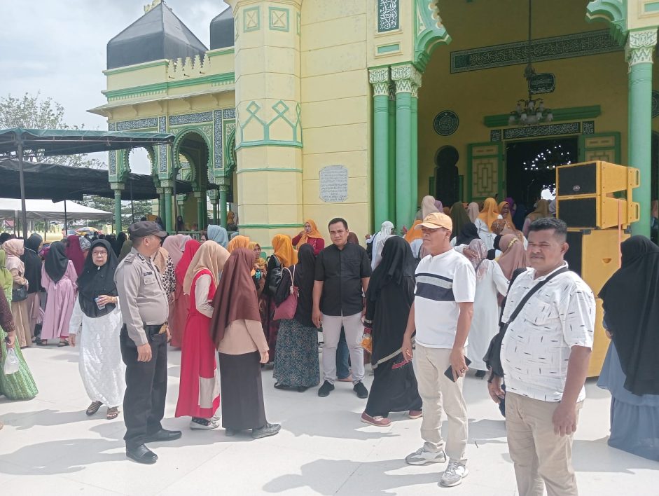 – Polsek Tanjung Pura Menghadiri Kegiatan Safari Dakwah Ustadzah Dr. Oki Setiana Dewi Di Masjid Azizi Tanjung Pura –