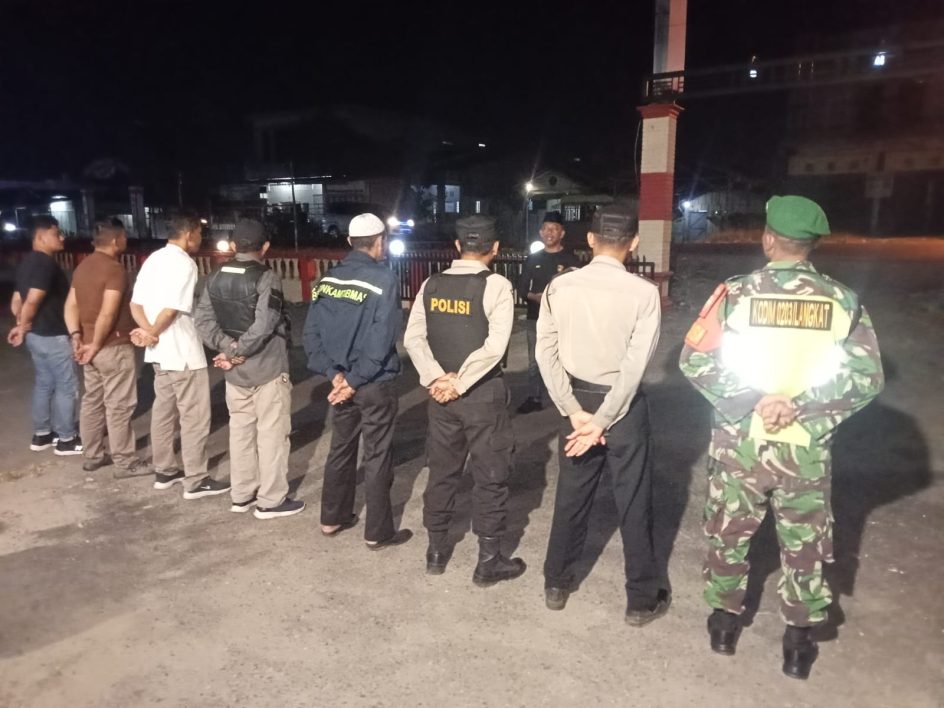 Polsek Hinai Dipimpin Kanit Reskrim Melaksanakan Patroli Kamtibmas Dan Berikan Edukasi Pesan-pesan Kamtibmas Kemasyarakat