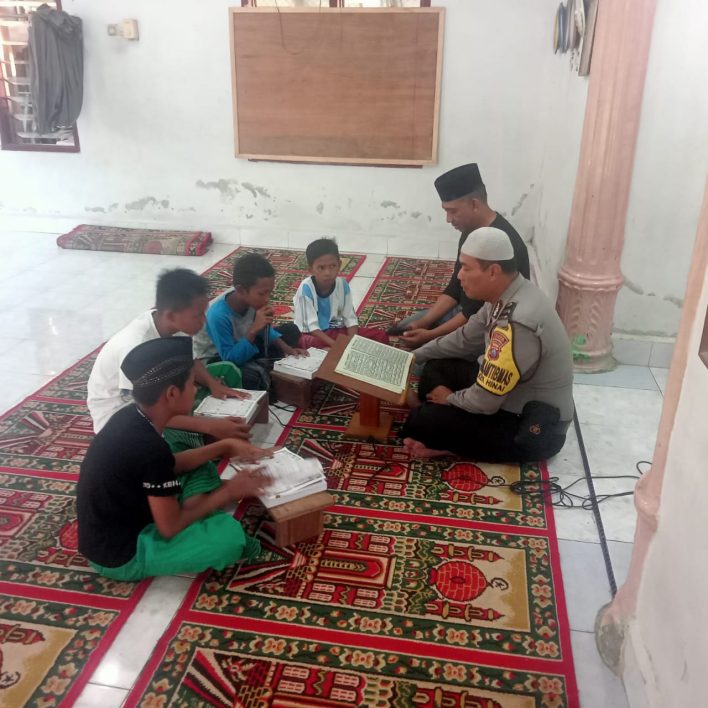 Personil Polsek Hinai Patut Di Apresiasi, Dan Anak-anak Lingkungan “4” Kel.Kebun Lada Sangat Bersemangat Mengaji Karena Kehadiran Dua (2) Personil Yang Ramah Ini.