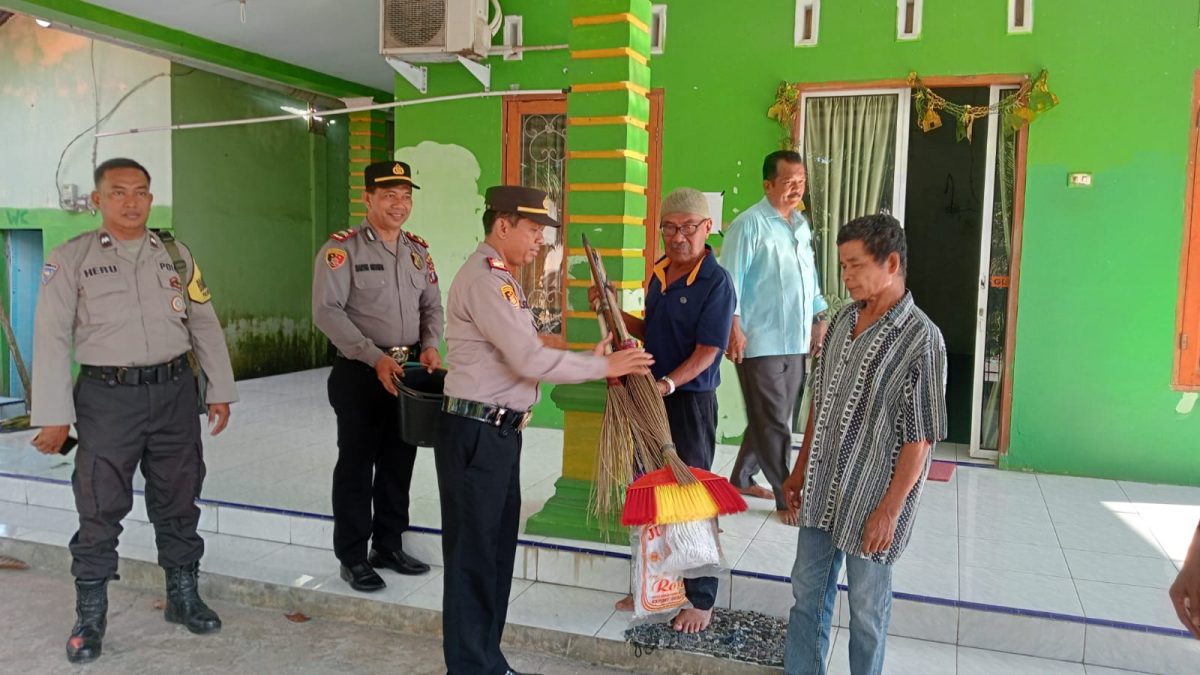 Kegiatan Polsek Pangkalan Brandan Menyerahkan Seperangkat Alat – alat Kebersihan Kepada Nazir Pengurus Musollah Yang Didampingi Kepala Desa Lubuk Kasih Bersama Perangkat Desa.