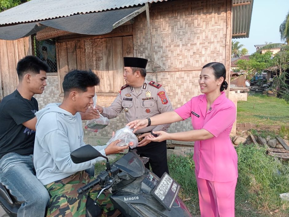 Polsek Tanjung Pura Membagikan Takzil Kepada Masyarakat Tanjung Pura Untuk Berbuka Puasa
