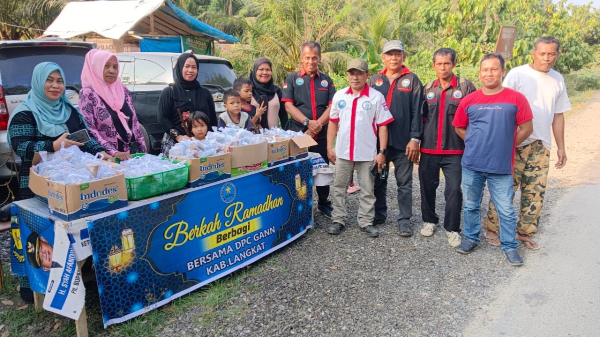 DPC Generasi Anti Narkotika Nasional “GANN”, Kab. Langkat Dan Media Target Buser Sumatera Group Berbagi Takzil Ke-Masyarakat Yang Melintas .