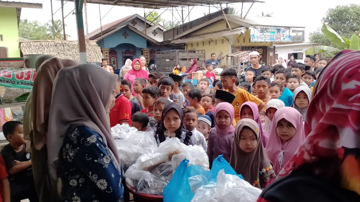 Yayasan Dinul Islam, Kel. Kebun Lada Hinai, Bagi-bagi Takjil Berbuka Puasa Kepada Masyarakat Sekitar.