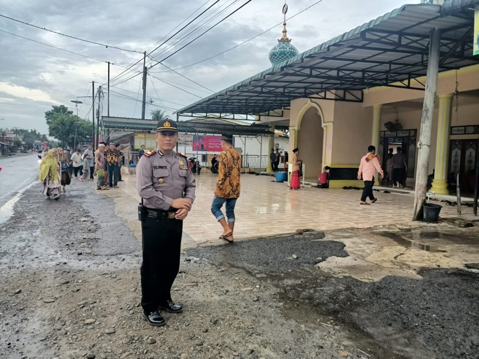 Kapolsek Hinai Akp. Trisno Carlos Sihite, SH Turun Langsung Menjaga Pengamanan Sholat Idul Fitri Di Masjid Nurul Iman.