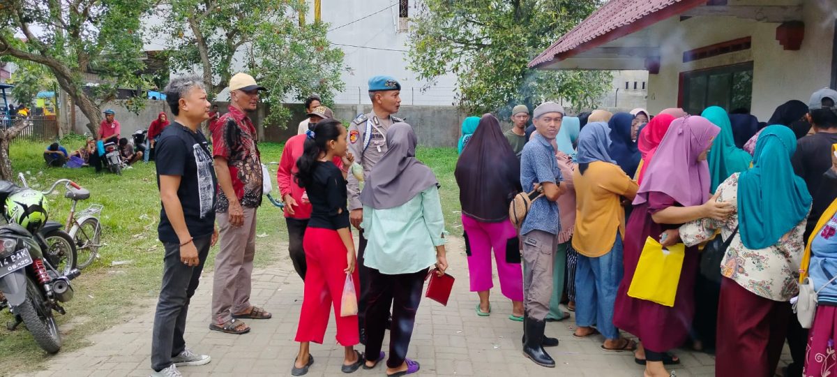Polsek Tanjung Pura Memberi Pengamanan Penyaluran Bantuan Pkh Dikantor Pos Tanjung Pura Berjalan Baik.