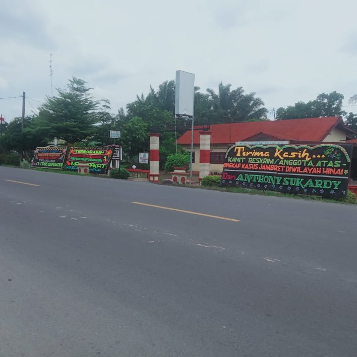 Masyarakat Kirim Papan Bunga Atas Keberhasilan Polsek Hinai Yang Dipimpin Kanit Reskrim Iptu Sukma Atmaja.