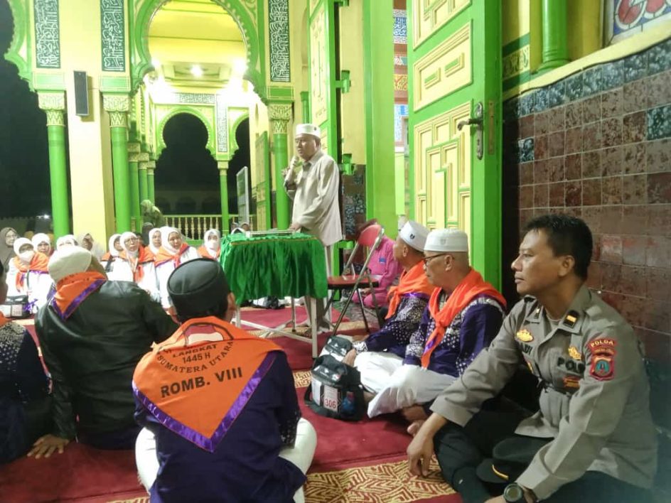Polsek Tanjung Pura Diwakili Kanit Samapta Ipda Hady Rahmanto Menghadiri Pelepasan Jamaah Haji Di Masjid Azizi, Tanjung Pura –