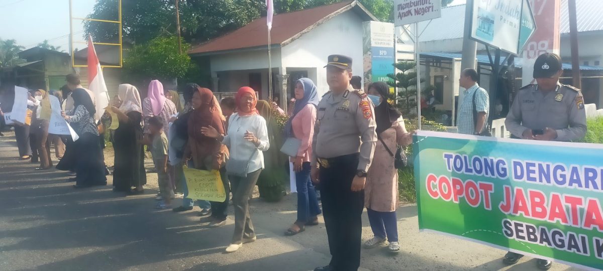 Masyarakat Desa Serapuh Asli, Menggelar Aksi Unjuk Rasa Di Depan Kantor Desa