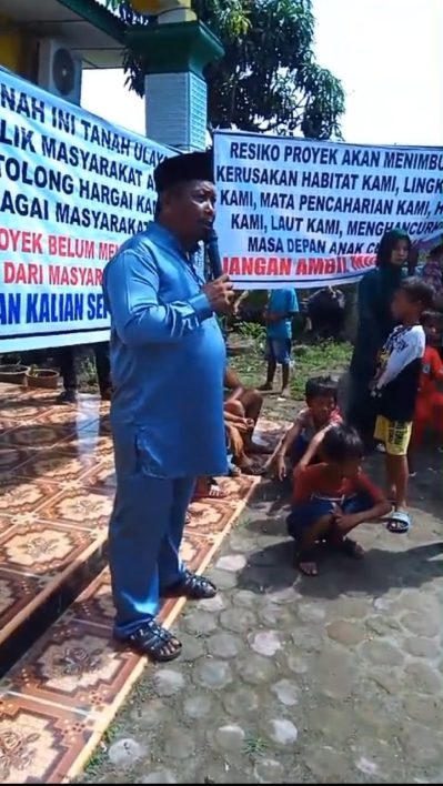 Puluhan Masyarakat Desa Bubun Mendatangi Kantor Desa Prihal Ganti Rugi