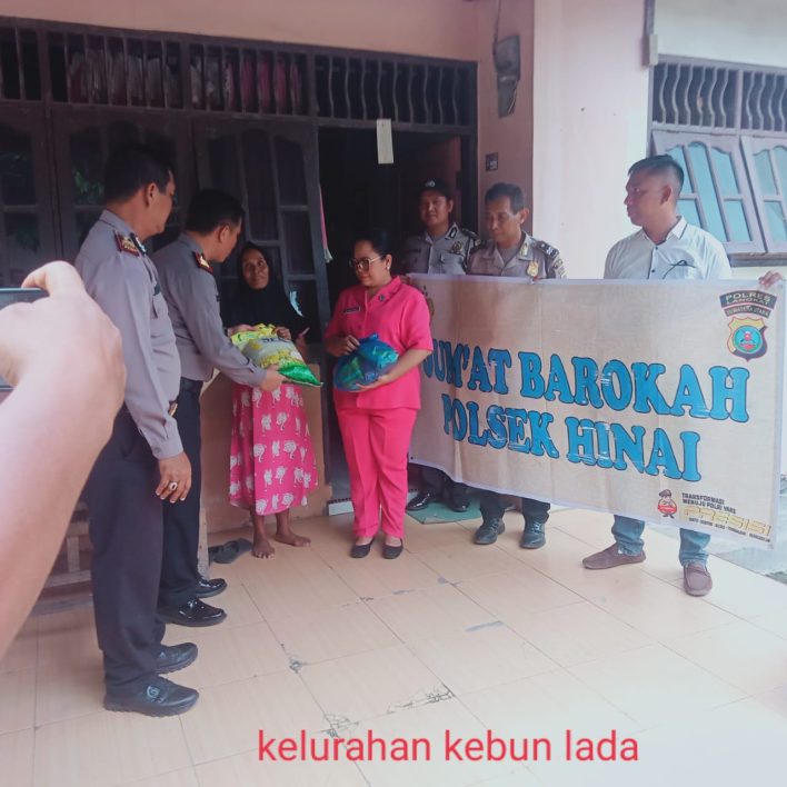 Kegiatan Polsek Hinai Yang Di Pimpin, Kapolsek, AKP T. Carlos Sihite, SH, Dan Ibu Bhayangkari, Berbagi Sembako Buat Warga Kurang Mampu Bentuk Rasa Kepudilan Terhadap Masyarakat-Nya.