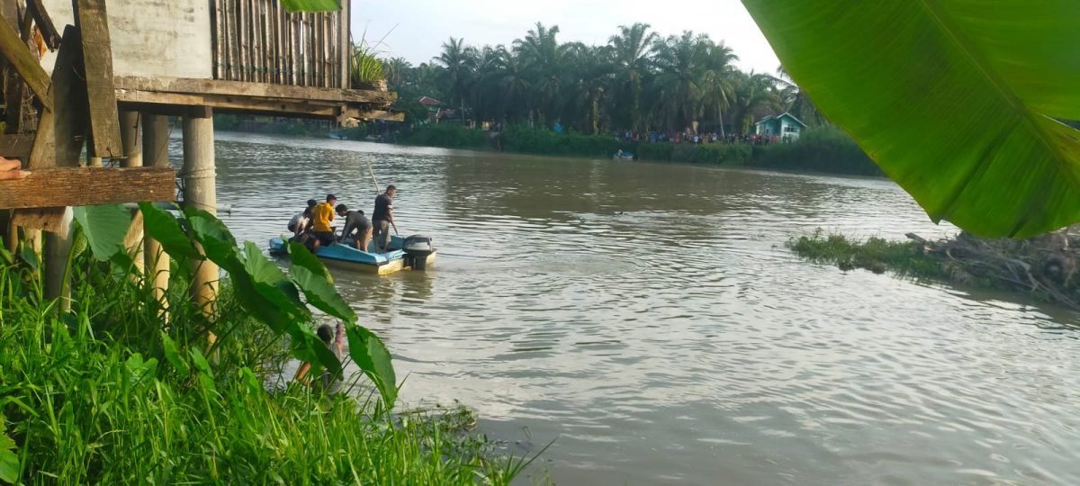 – Pencarian Orang Tenggelam Di Aliran Sungai Batang Serangan , Pihak Kepolisian Dan Warga Gerak Cepat Mencari Menggunakan Perahu Dan Speedboad –