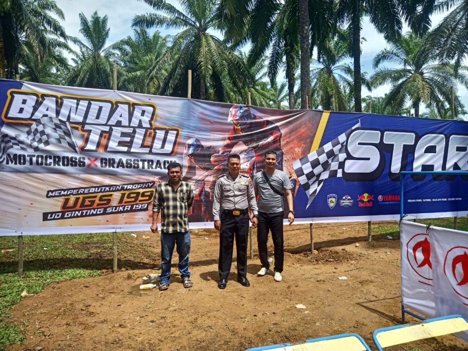 Polsek Salapian Monitoring Kegiatan Olahraga Otomotif Perlombaan ” Bandar Telu Grass Track Dan Motor Cross “, Di Desa Bandar Telu.