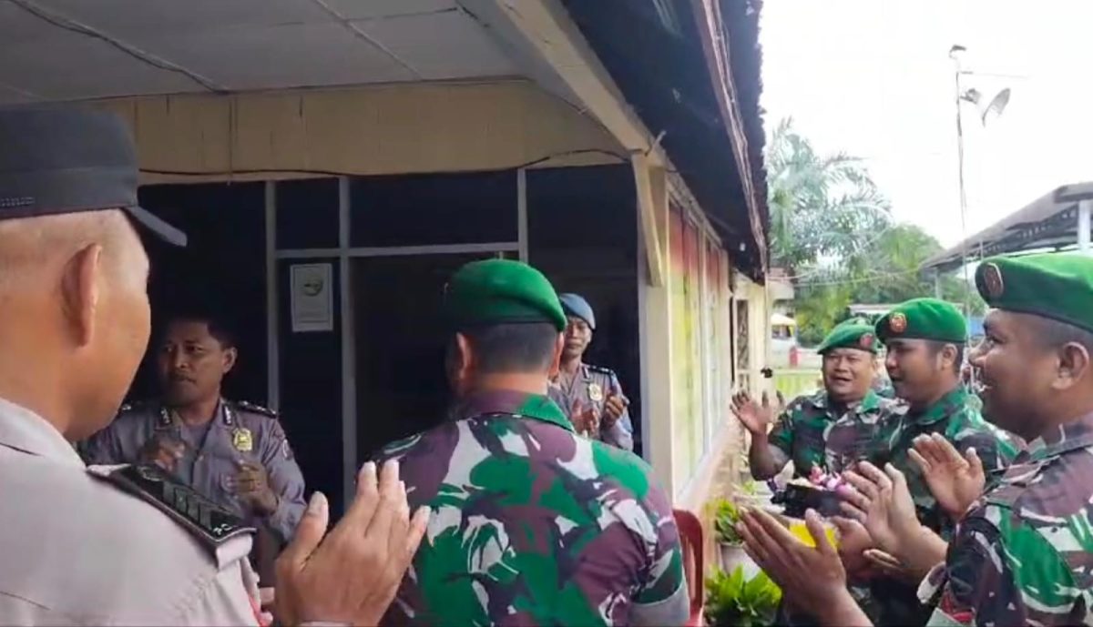 Hut Bhayangkara Ke-78: Danramil 11/ Tanjung Pura 0203,Kab.Langkat, Kapten Arm. Defrinal Dan Anggota, Ucapkan Selamat Kepada Polri