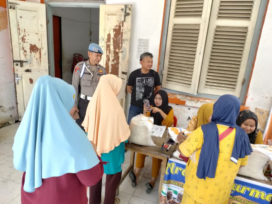 Kegiatan Personil Polsek Tanjung Pura, Dalam Pengamanan Penyaluran Bantuan Beras Di Kantor Pos Indonesia, Tanjung Pura.