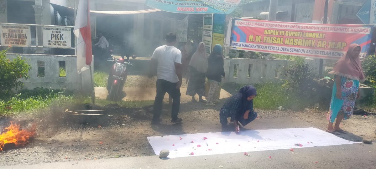 Kembali Masyarakat, Desa Serapuh Asli, Unjuk Rasa, Yang Di Dominasi Kaum Ibu-ibu. Personil Polsek Tanjung Pura Langsung Bergegas Mengamankan : Agar Tak Menggangu Bagi Pengendara Yang Melintas