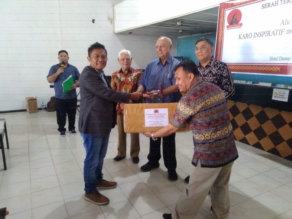 Serah Terima Kacamata Dan Tongkat Ditanah Karo Juga Memberi Buku 100 Karo Inspiratif