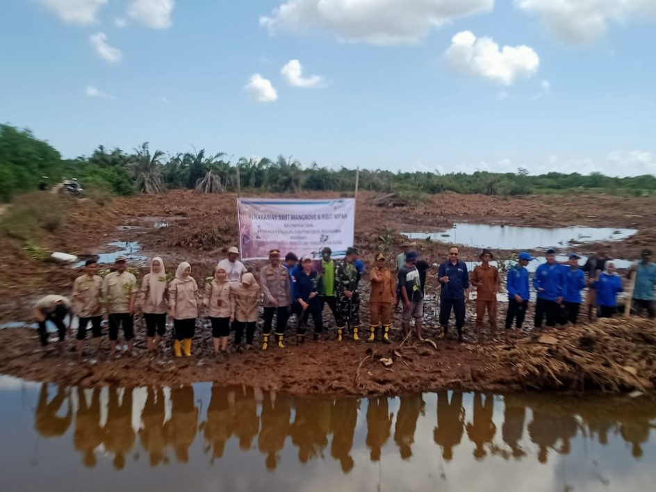 Polsek Gebang Menghadiri Penanaman  Pohon Mangrove Dan Nipah Di Gebang