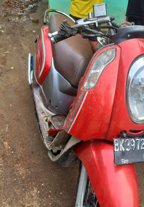 Laka Lantas Antara Sepeda Motor Dan Mopen Tak Terhelakan, Korban Dilarikan Ke RSU Terdekat.