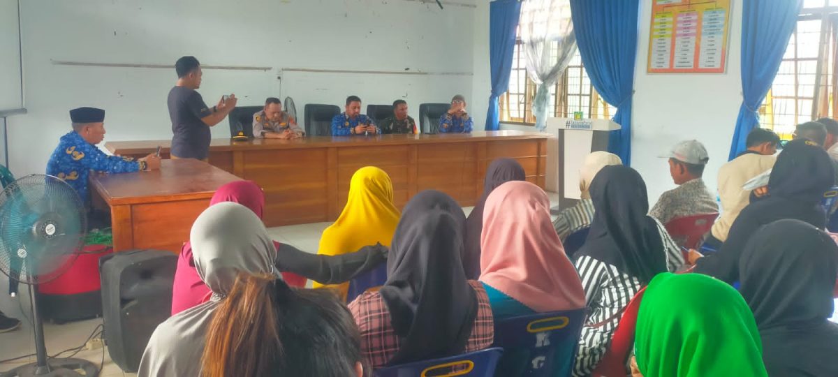 Kemabali Masyarakat Desa Serapuh Asli Melakukan Aksi Unjuk Rasa Di Kantor Camat Tanjung Pura, Dan Dalam Aksi Unjuk Rasa Diterima Langsung Camat Tanjung Pura Untuk Mendengarkan Aspirasi Masyarakat.