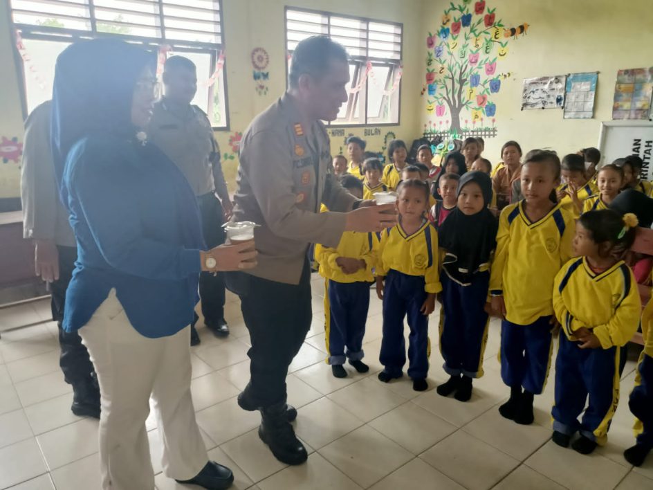 Makan Bergizi Yang Di Berikan Oleh Guru Di Sekolah Dasar Negeri 057213 Cempa Dan Hadir Pihak Kepolisian Polsek Hinai, Sangat Baik Buat Para Murid.