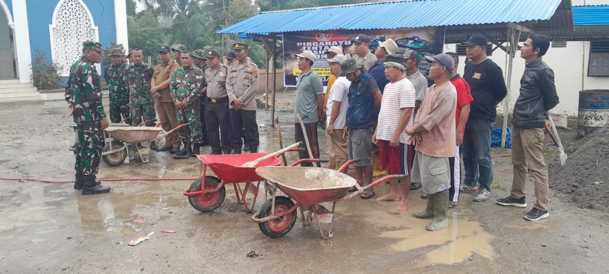 Koramil 12 Gebang Dan Forkopincam Serta Masyarakat Gotong Royong,” Pembuatan Lahan Parkir” Di Masjid Nurul Khasanah Memperingati Hut TNI Ke-79 Tahun 2024.