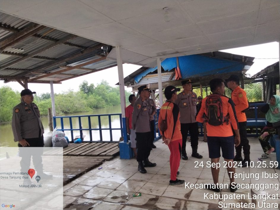 Personil Polsek Secanggang Bergabung Dengan Tim Basarnas Sumut, BPBD Langkat, Melakukan Pencarian Terhadap Warga Desa Jaring Halus, Diduga Tenggelam Saat Mencari Ikan.