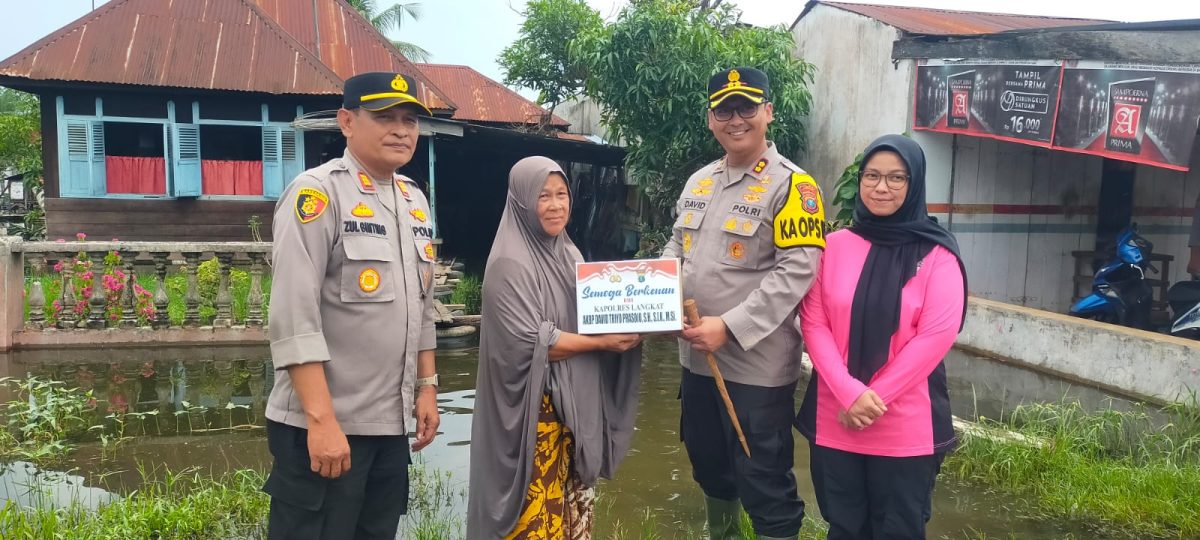 Kapolres Langkat, Akbp David Triyo Prasojo, SH.SIK.M. SI Dan Ketua PC Bhayangkari Memberikan Bansos Kepada Warga Yang Terdampak Banjir Di Tanjung Pura.