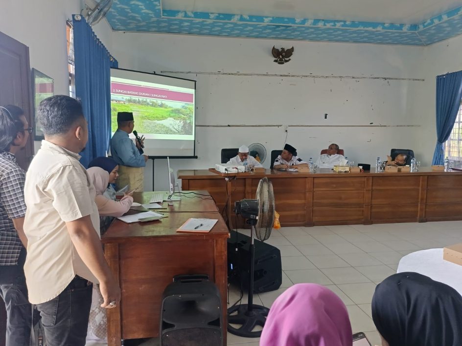 Penanganan Banjir di Kecamatan Tanjung Pura dan Program Pencegahannya, Di Aula Kantor Camat