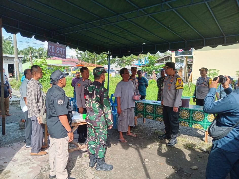 Kunjungan Pamatwil dan Forkompinda Kabupaten Langkat Ke TPS (07) dan TPS (08), Lingkungan V Bela Rakyat Kelurahan Bela Rakyat Kecamatan Kuala. Kapolsek Kuala, “AKP ROYAMBER PANJAITAN,SE”, Menerima Kunjungan Pamatwil Kabupaten Langkat