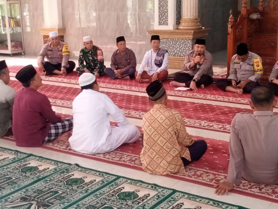 Polres Langkat Safari Jumat dan Jumat Curhat Bersama Jamaah Di Masjid AL-ISTIQOMAH.
