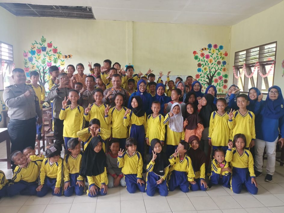 Dukung Program Pemerintah, Kapolsek Hinai, Berikan Bubur Kacang Hijau Gratis Kepada Pelajar Sekolah Dasar (SD) Negeri 057213 Cempa.