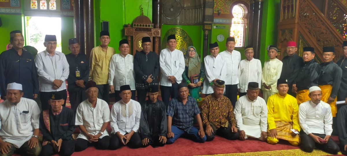 Tepung Tawar, kepada Sultan Langkat ke IV sekaligus Membentuk Kerapatan Adat Kesultanan Negeri Langkat, Di Mesjid Azizi.