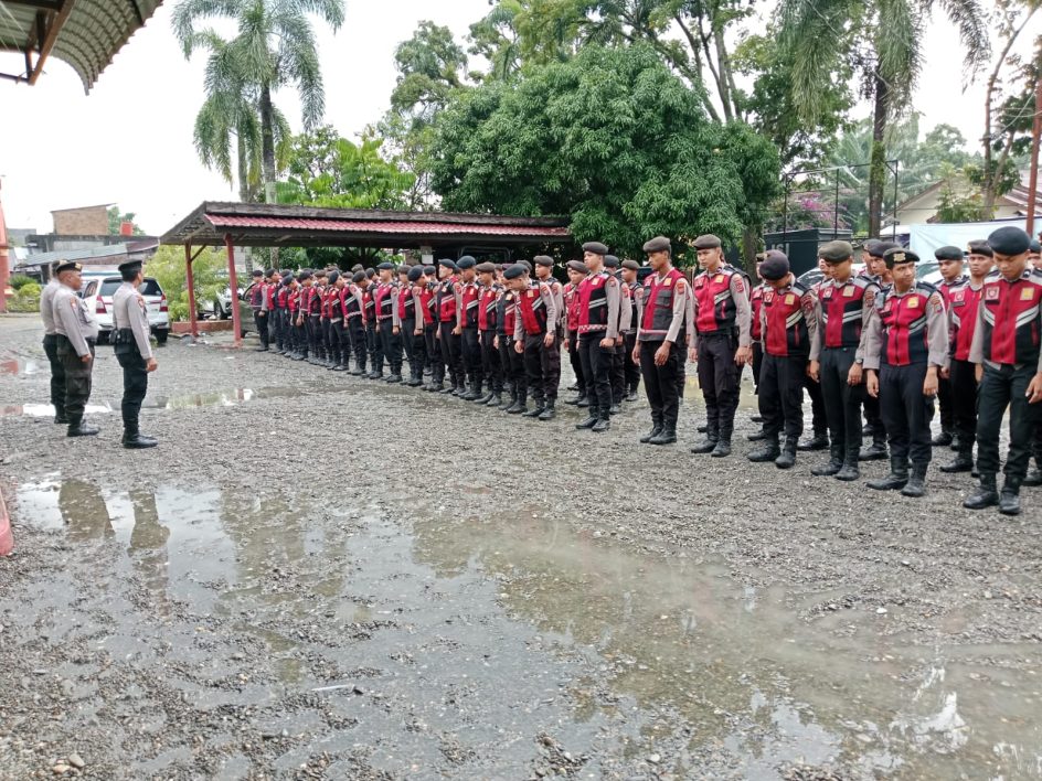 Personil Gabungan Melaksanakan Apel Persiapan Di Polsek Kuala, Yang Dipimpin Oleh Kapolres Langkat.