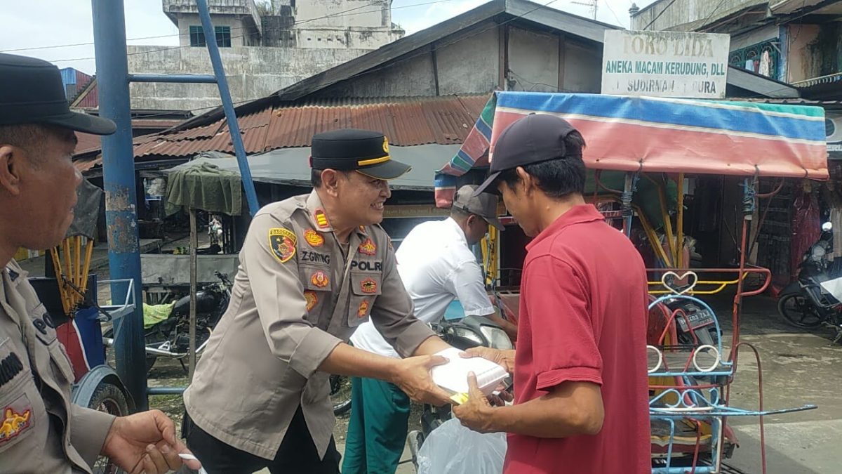 Jumat Berkah, Kembali Personil Polsek Tanjung Pura, Berbagi Makanan Nasi Kotak Kepada Masyarakat Sekitar Dan Penarik Becak.
