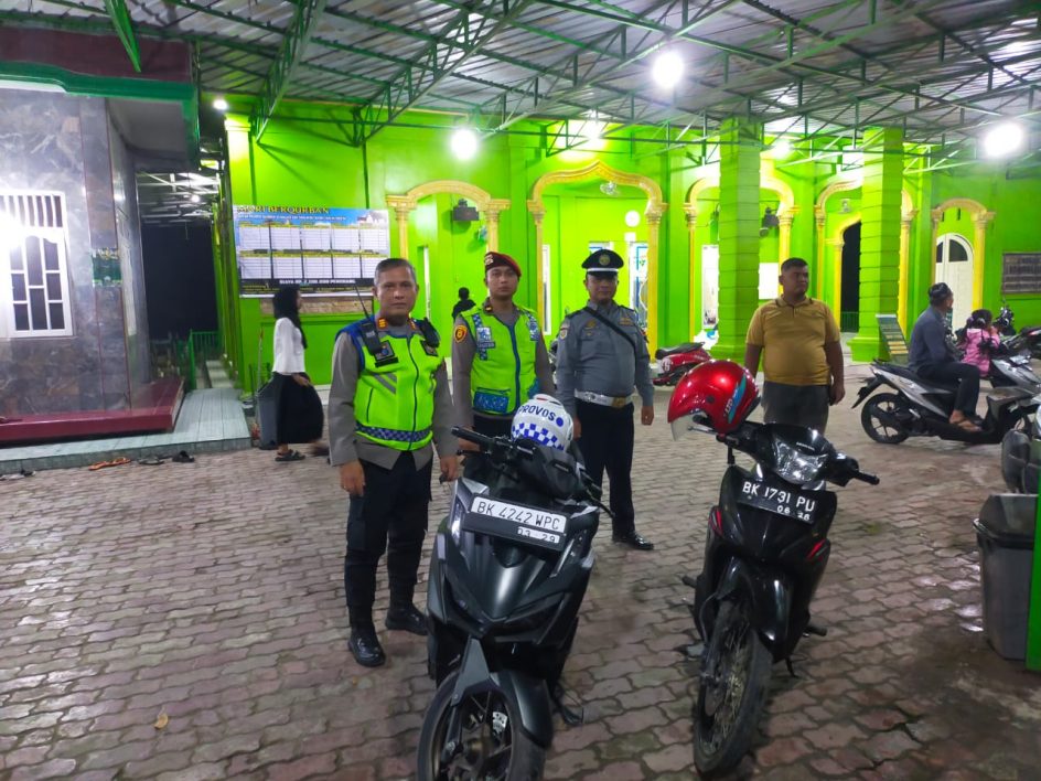Dipimpin Kapolsek Hinai, Melaksanakan Pengamanan Tempat Beribadah Di Wilkum Polsek Hinai