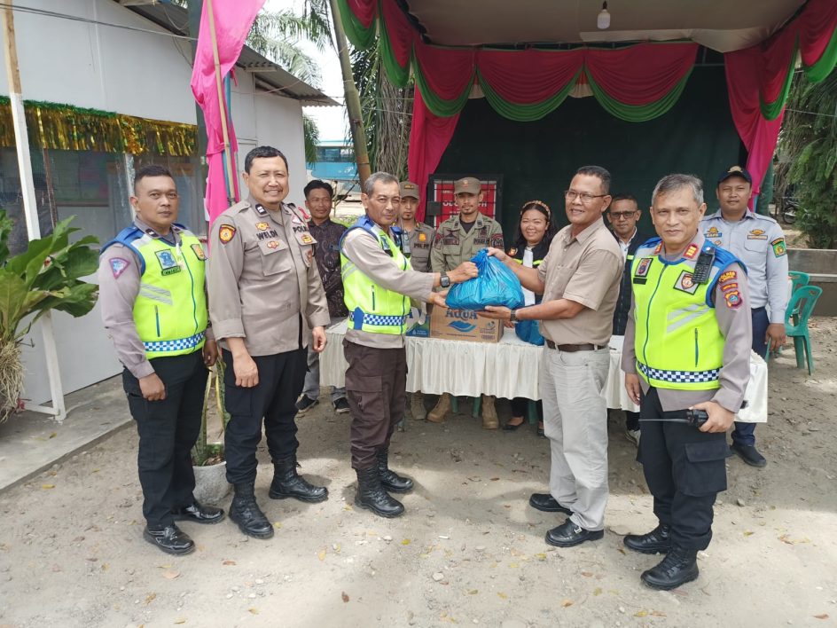 Momen Idul Fitri 1446 H, Pemberian Bingkisan Oleh Anggota DPRD Sunarman Dan Kapolsek Hinai Kepada Penjaga Pos Yan III, Tj Beringin.