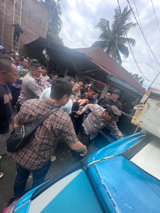 Personil Polsek Kuala Evakuasi, Orang Kesetrum Arus Pendek Listrik Saat Bekerja Bangunan.
